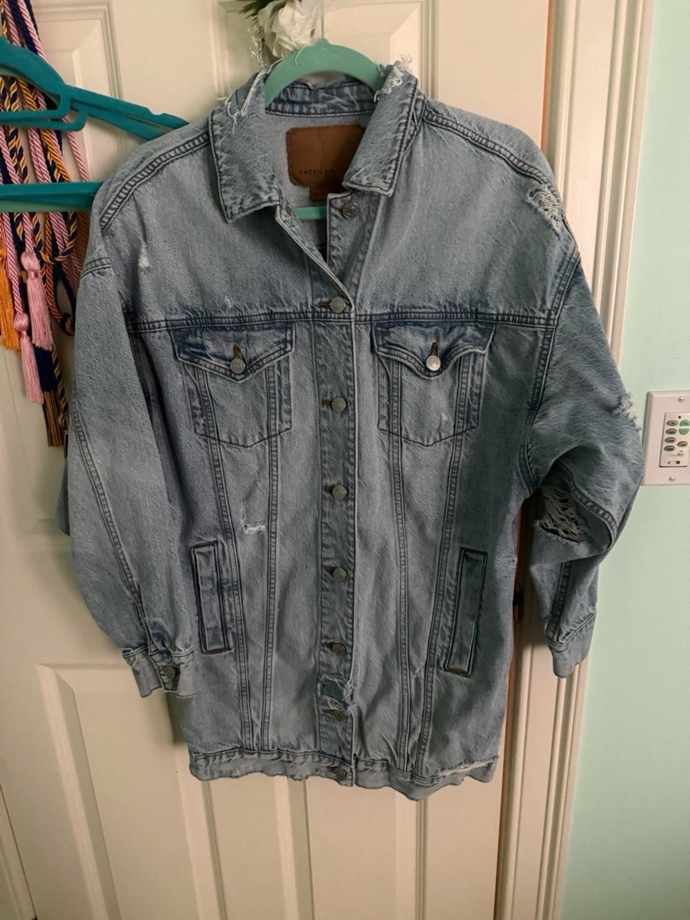 🩵 American Eagle Oversized Distressed Denim Jacket — S/P